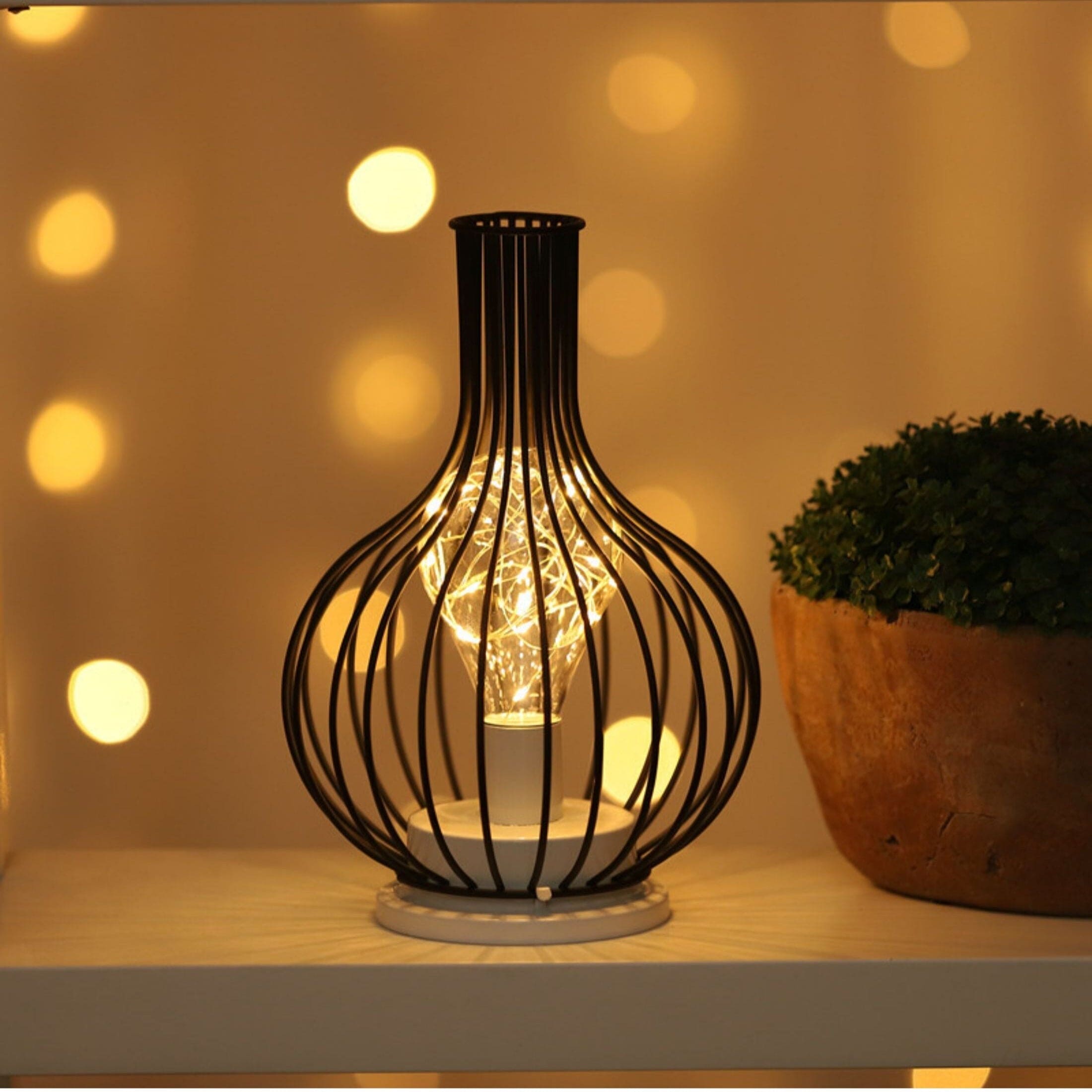 Tischlampe im Käfigdesign mit warmem Licht