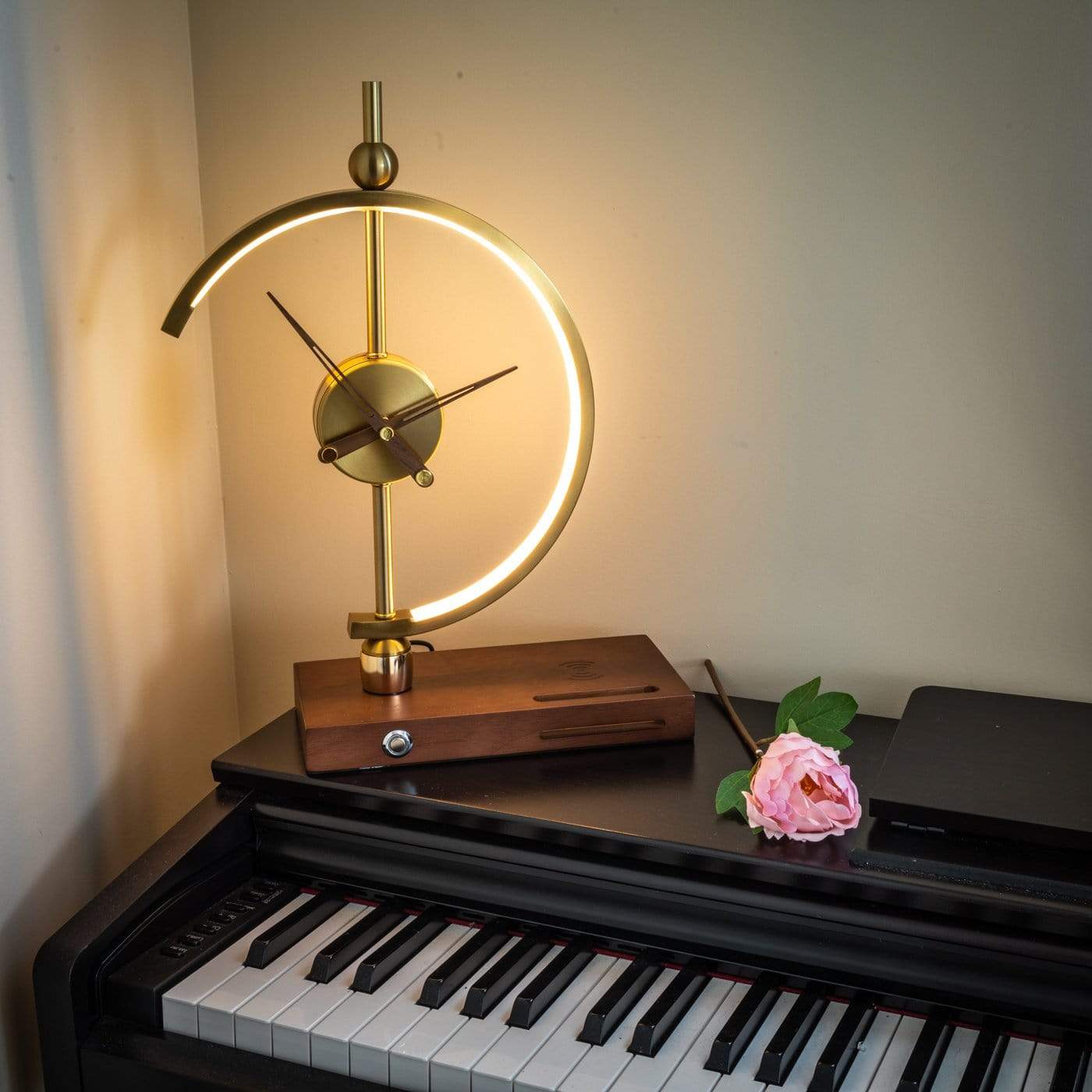 LED-Tischuhr mit Ladefunktion