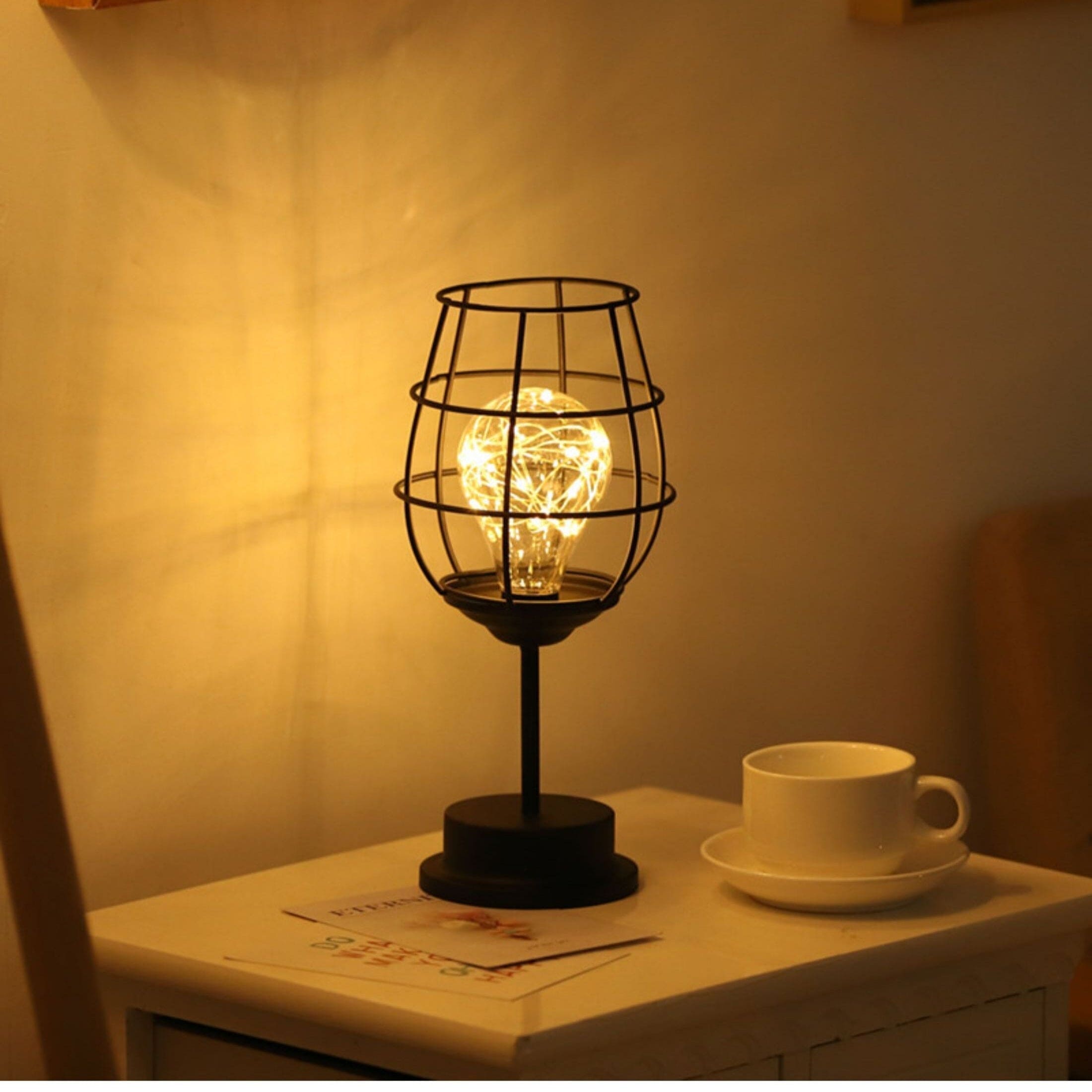 Tischlampe im Käfigdesign mit warmem Licht