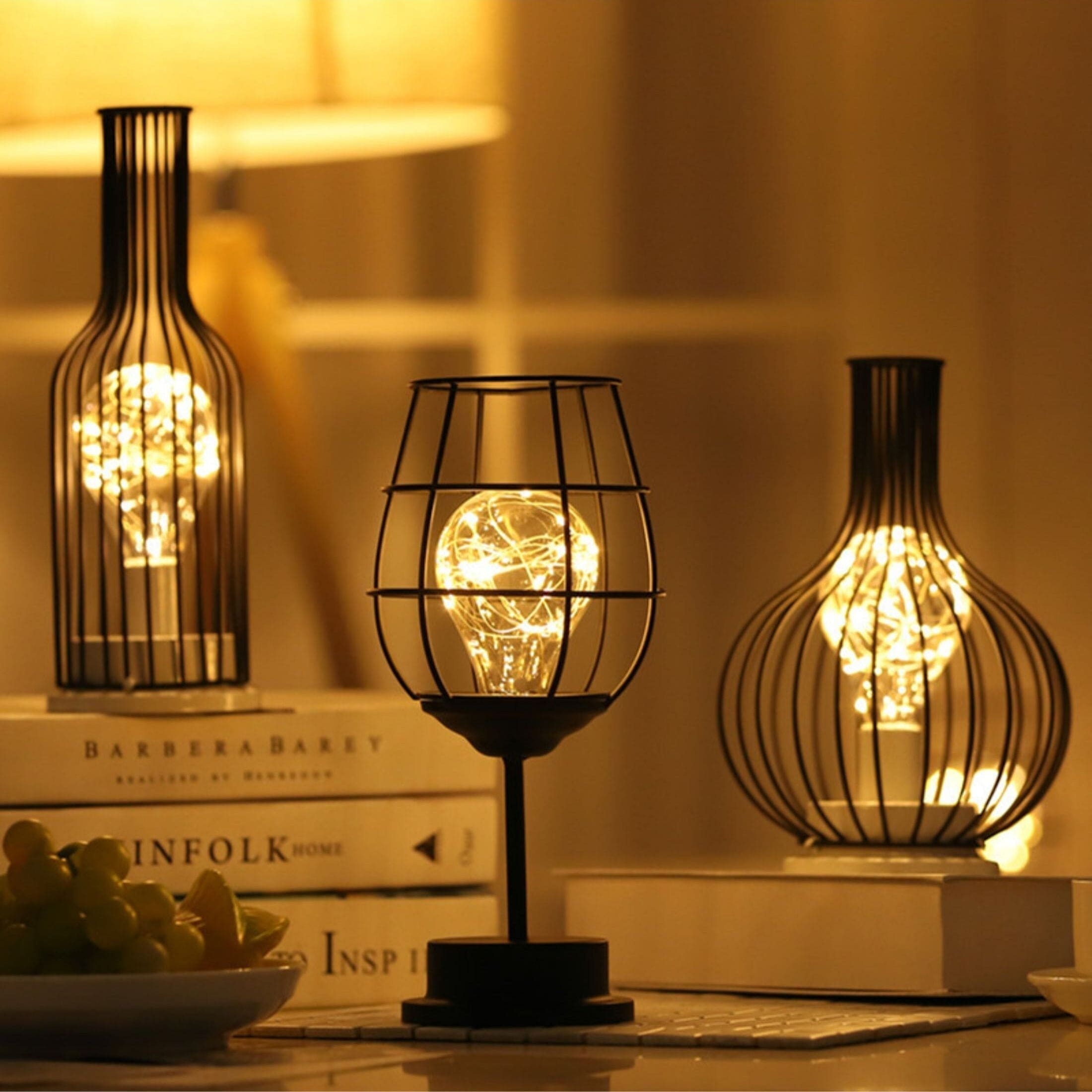 Tischlampe im Käfigdesign mit warmem Licht
