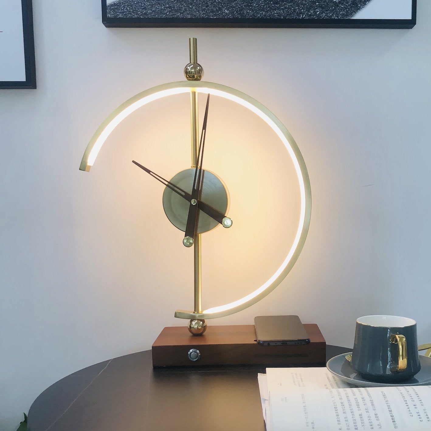 LED-Tischuhr mit Ladefunktion