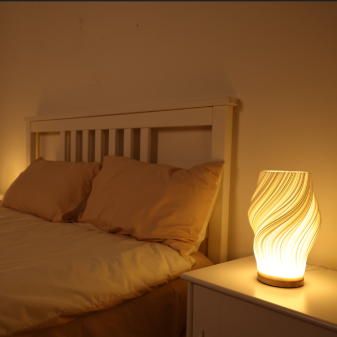 Weisse Spiralförmige Skulptur Tischlampe
