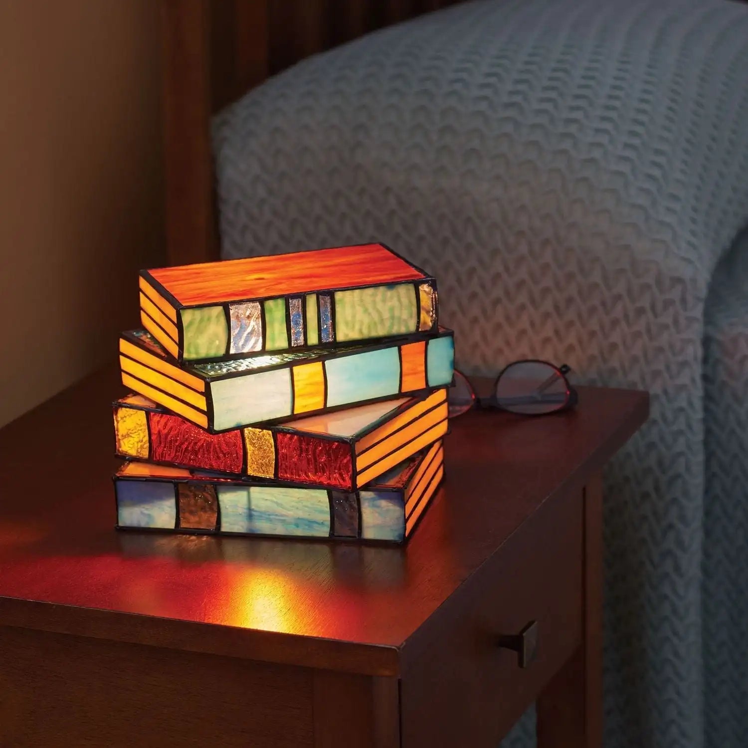 Tischlampe im Bücherstapel-Design mit Glasoptik