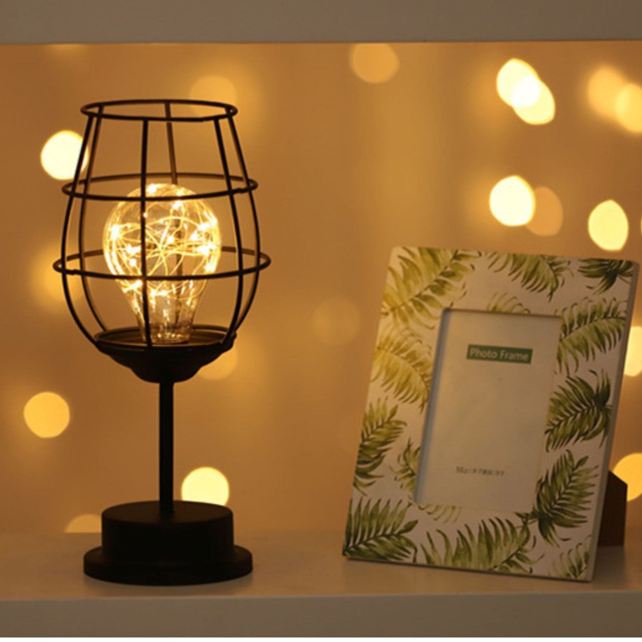 Tischlampe im Käfigdesign mit warmem Licht