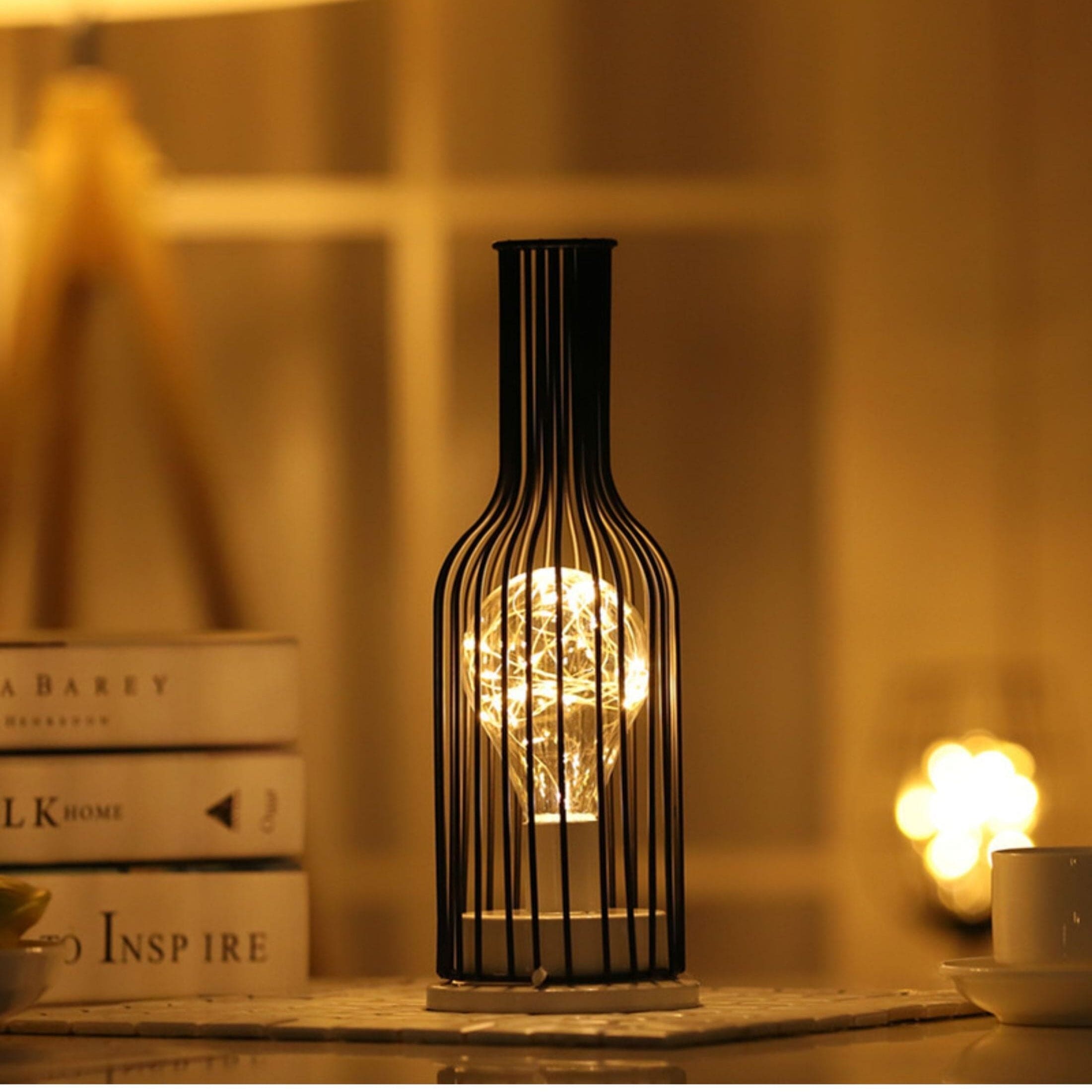 Tischlampe im Käfigdesign mit warmem Licht