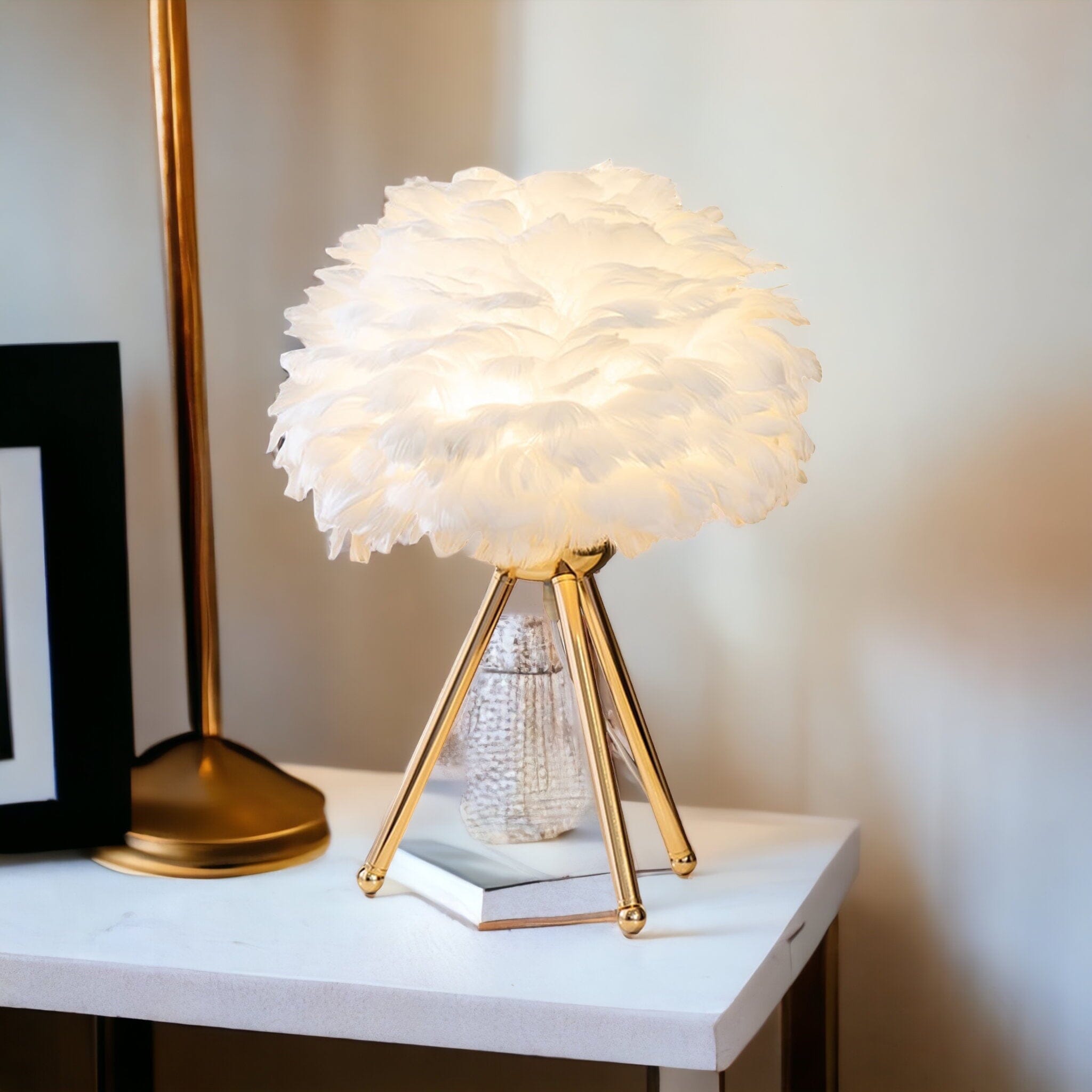 Feder-Tischlampe mit Stativ – Für Schlafzimmer & Wohnzimmer
